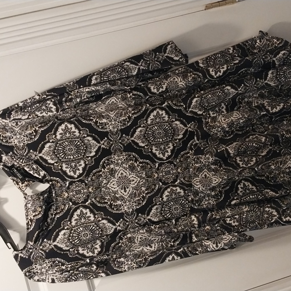 Roz & Ali black, cream and gold print top size 2X.